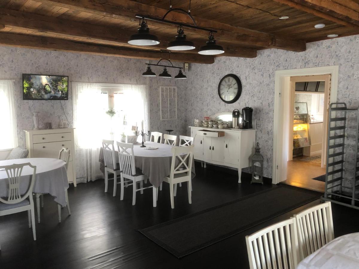 Bredsjoe Gamla Herrgard White Dream Mansion Bed & Breakfast Hällefors